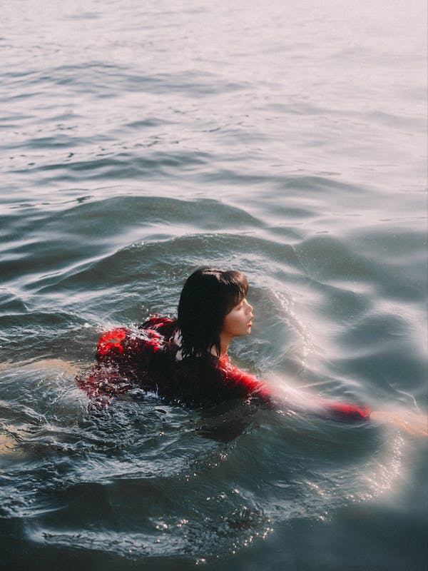 female swimmer practicing Bad swimming habits in the water