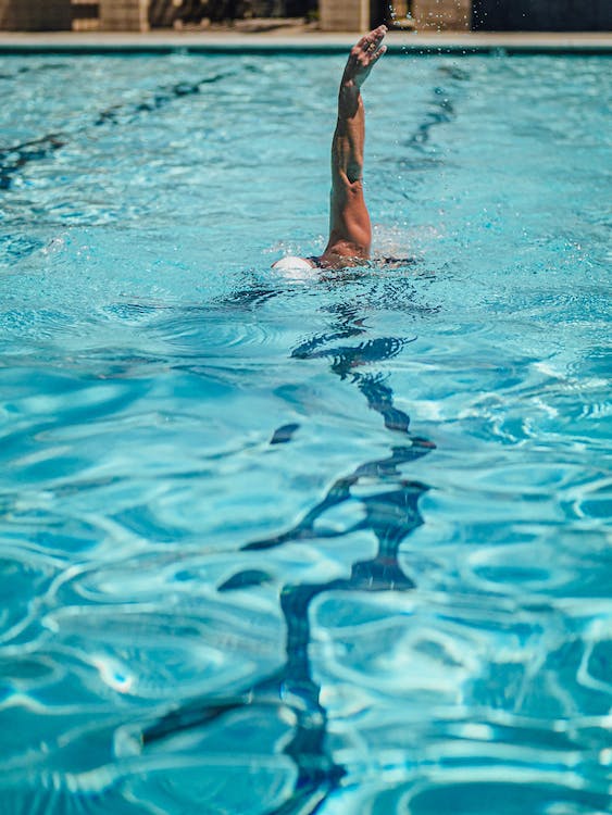 male swimmer relying too much on his arm while swimming