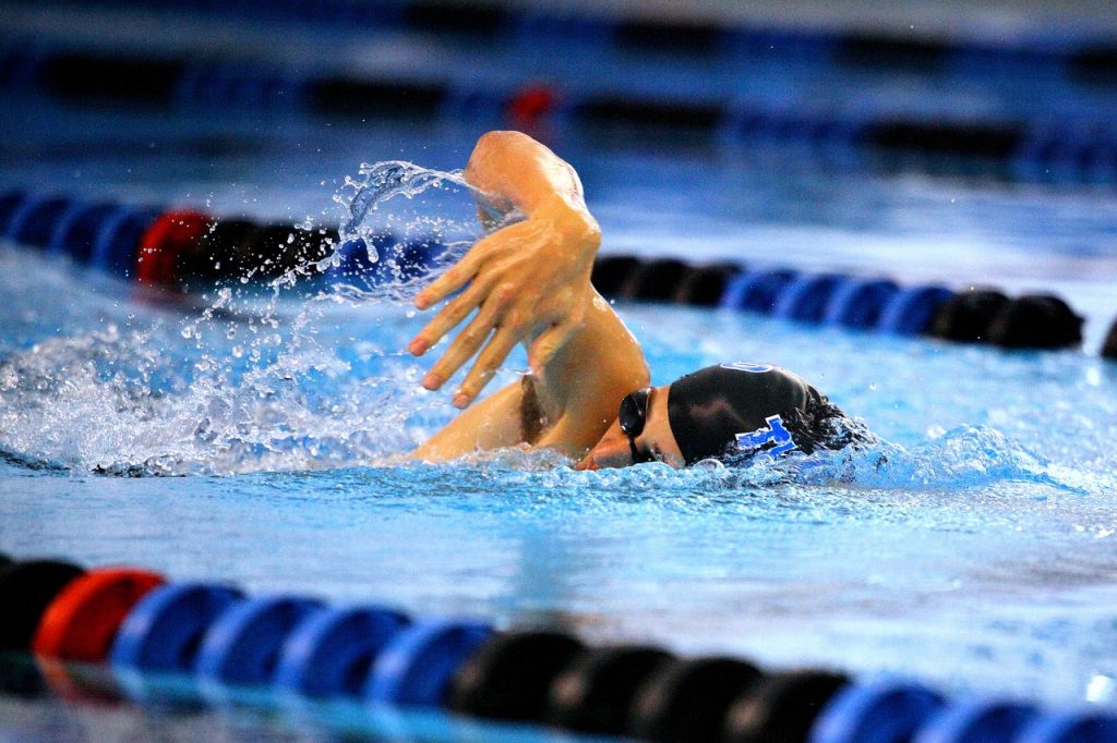 male swimmer practicing the freestyle swimming stroke