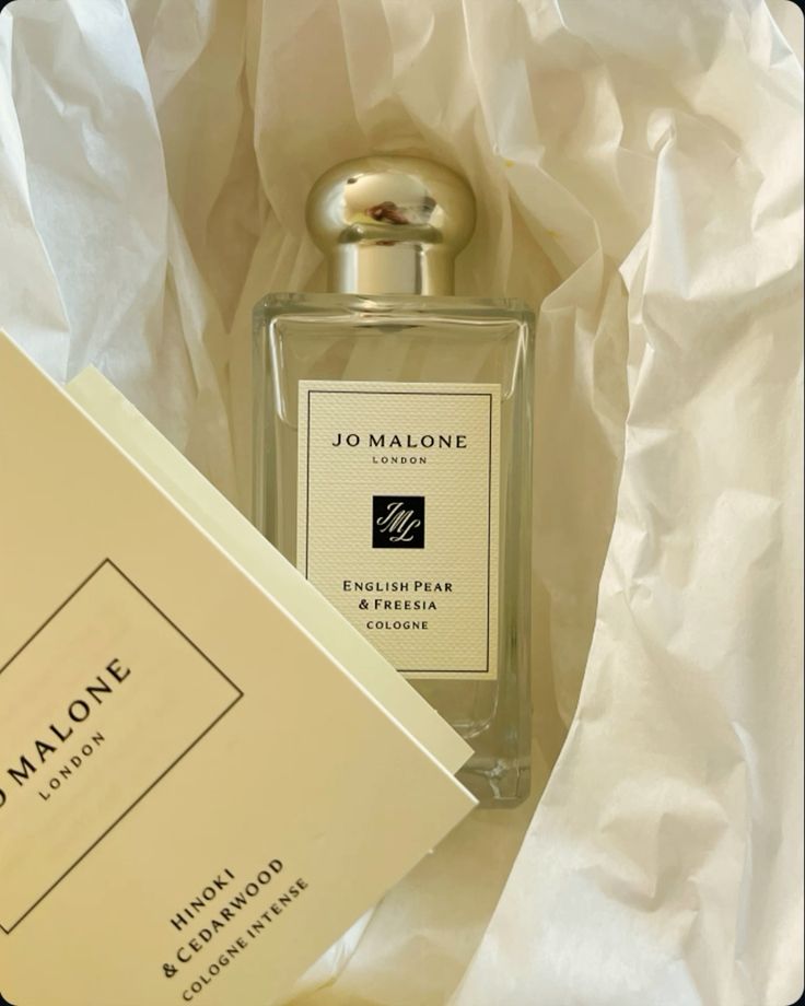 What Material Holds Perfume Better? Unlocking the Secrets of Long-Lasting Fragrance 3 What Material Holds Perfume Better? Unlocking the Secrets of Long-Lasting Fragrance